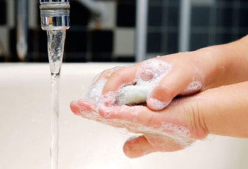 Nên rửa tay cho bé bằng xà phòng với nước