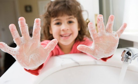 Rửa tay đúng cách bảo vệ làn da cho bé